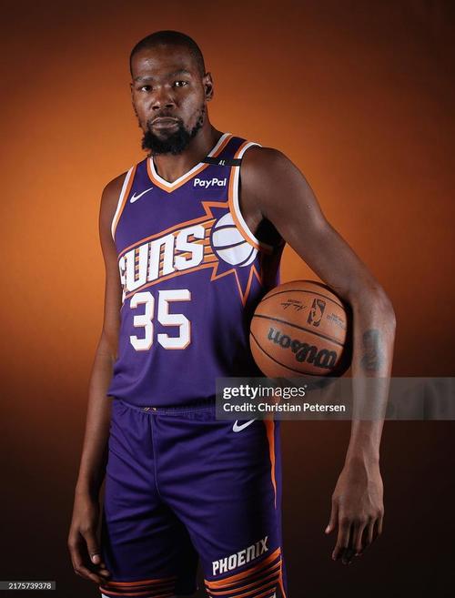 乌尔比希：能与诺伊尔、乌尔赖希一起训练很重要，他们很优秀（乌尔比希：与诺伊尔、乌尔赖希一同训练意义重大，他们都很出色）