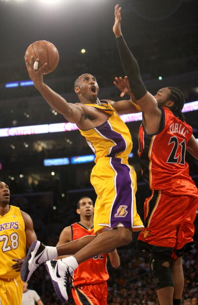 中超赛场争议判罚：VAR判罚引发讨论,（中超判罚风波：VAR介入引发热议）