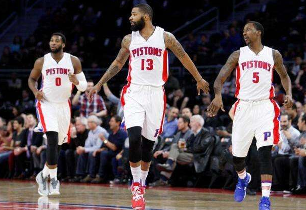 胡金秋溜底2分命中，广厦一波12-4扩大领先至18分（胡金秋底线突破取2分，广厦轰出12-4攻势将分差拉大至18分）